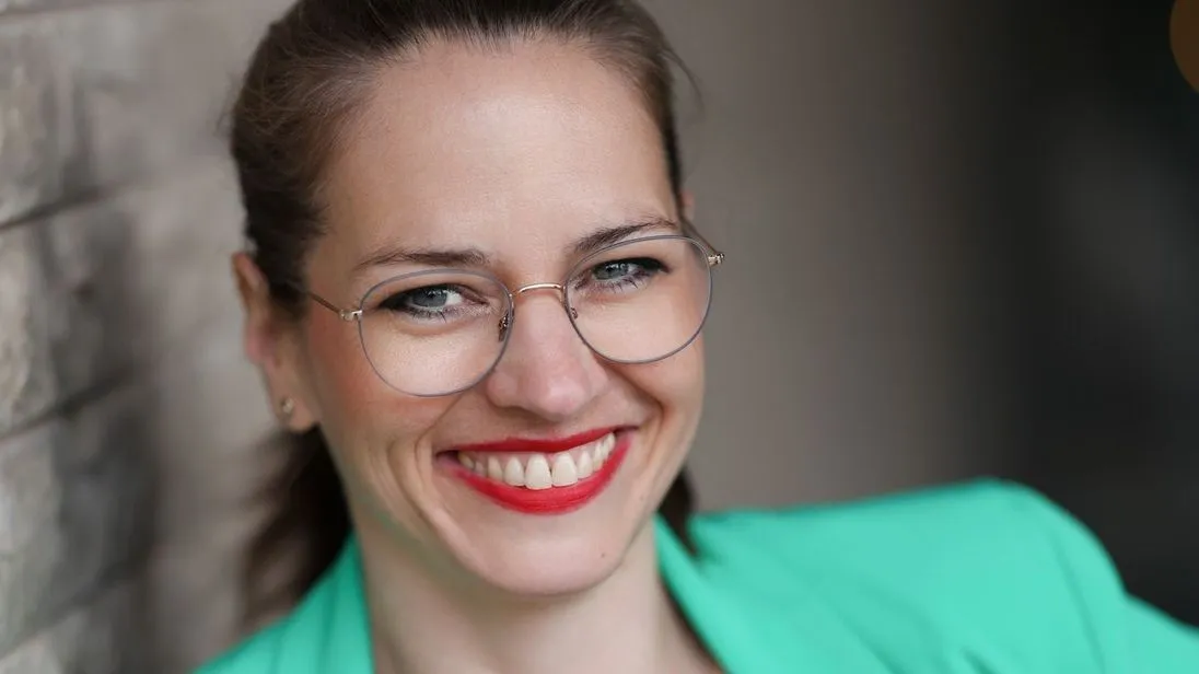 Kathrin Post-Isenberg will immer hoch hinaus: zwischen den Türmen des Kölner Doms oder mit Dachdeckern unter freiem Himmel.